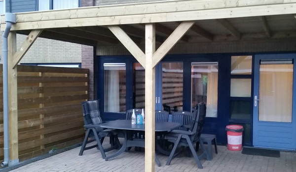 Verleng uw woonkamer met een houten overkapping aan huis