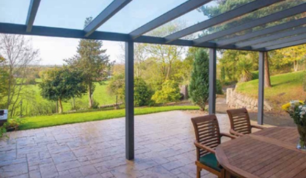 Een houten overkapping aan uw woning zorgt voor een verlenging van uw woning Een houten overkapping aan uw woning zorgt voor een verlenging van uw woning
