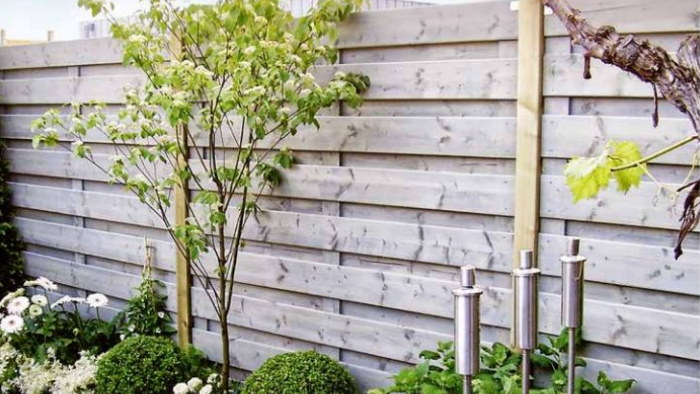 Met een houten schutting op maat heeft u meer privacy in uw tuin
