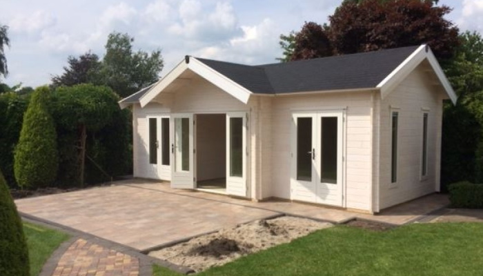 een houten tuinhuis in Drenthe zorgt ervoor dat u uw tuinspullen op kunt bergen en ook tijdens koudere dagen lekker in de tuin kunt zitten