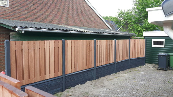 Met het warme Douglas hout heeft u een fraaie houten schutting in Drenthe Met het warme Douglas hout heeft u een fraaie houten schutting in Drenthe