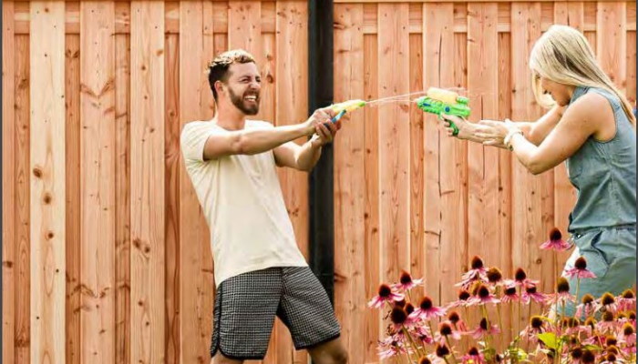 Een mooie warmgekleurde Douglas is een populaire houtsoort voor houten schuttingen