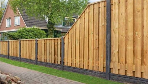 Met Grenen hout creëert u een natuurlijke houten schutting bij u in Hardenberg