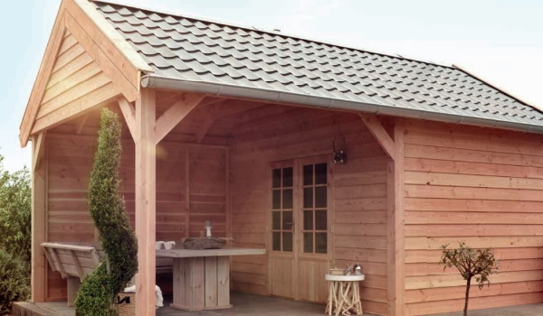 Met een houten overkapping met zadeldak trekt u de dakconstructie van uw woning door naar uw tuin