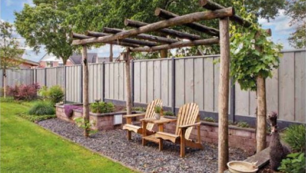 Met een houten schutting in Drenthe heeft u een mooie natuurlijke tuinafscheiding met veel privacy Met een houten schutting in Drenthe heeft u een mooie natuurlijke tuinafscheiding met veel privacy