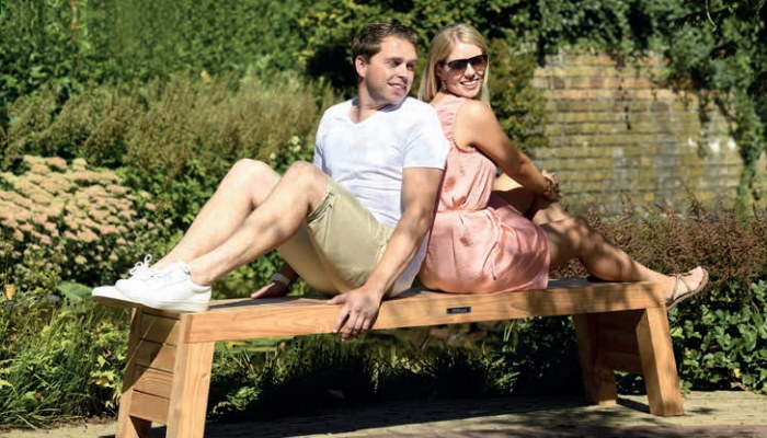 Er zijn verschillende houten tuinmeubelen in Hoogeveen te koop, zoals het houten tuinbankje Er zijn verschillende houten tuinmeubelen in Hoogeveen te koop, zoals het houten tuinbankje