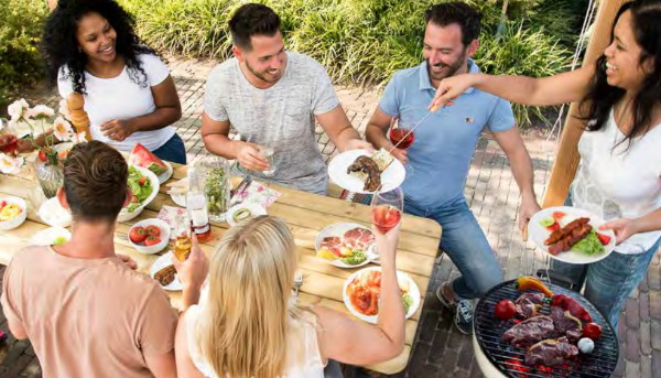 Houten tuinmeubelen zijn te koop in veel verschillende uitvoeringen